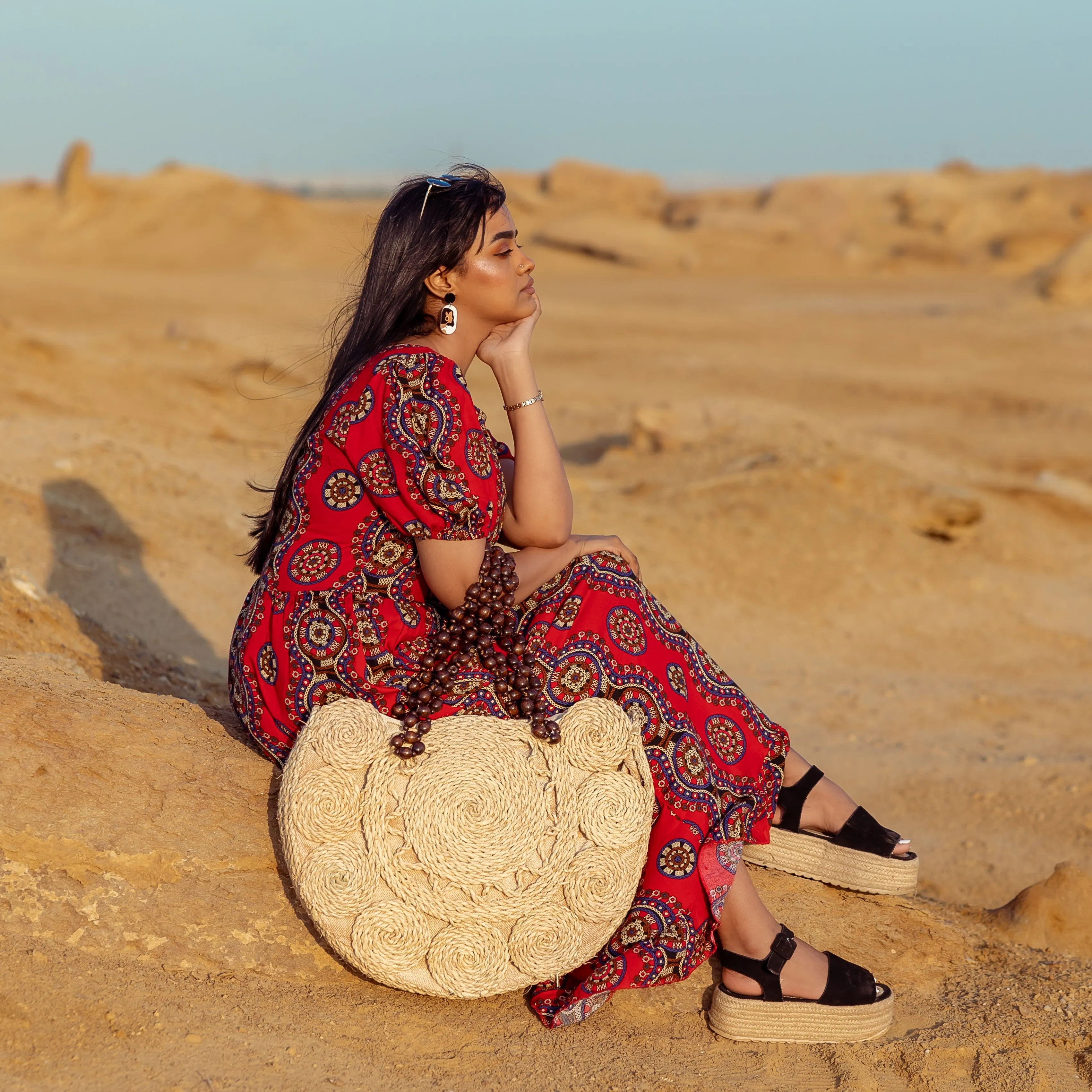 Beads strap wicker bag
