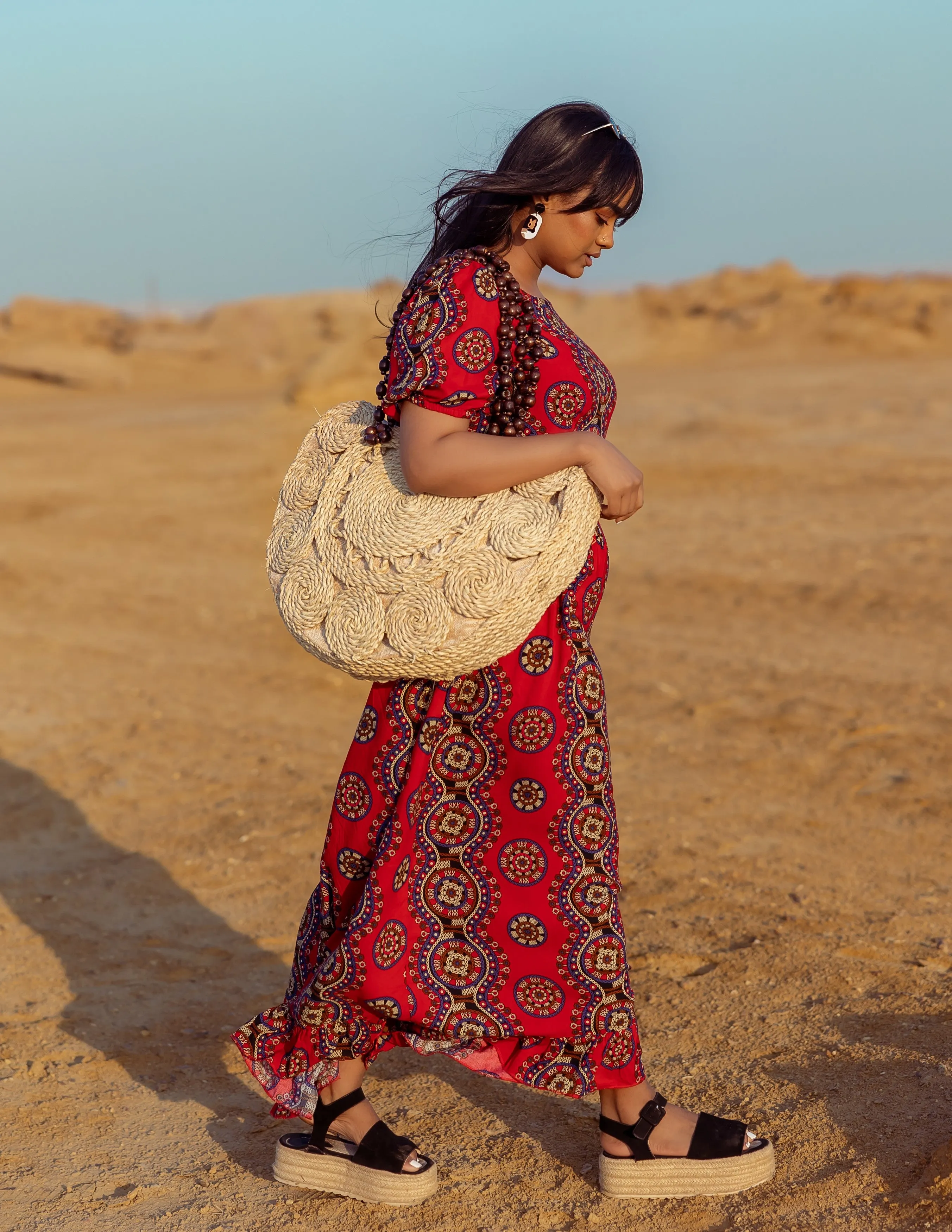 Beads strap wicker bag