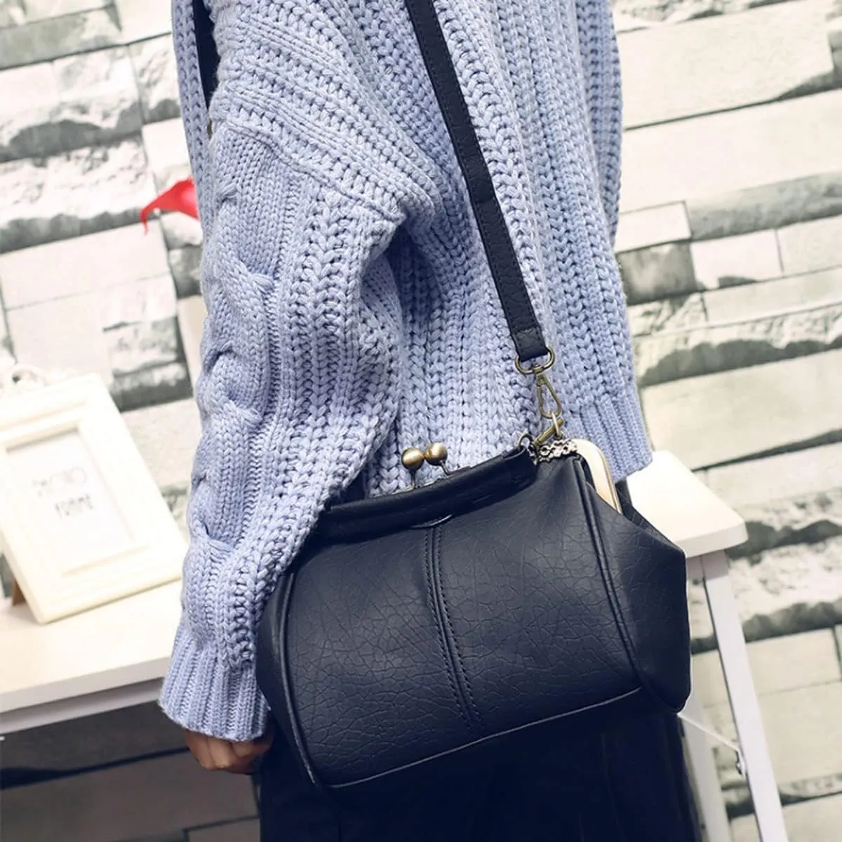 Vintage Hollow Handbag for Women Leather Shoulder Bag Evening Clutch Bag Kiss Lock Closure Crossbody Bag Purse