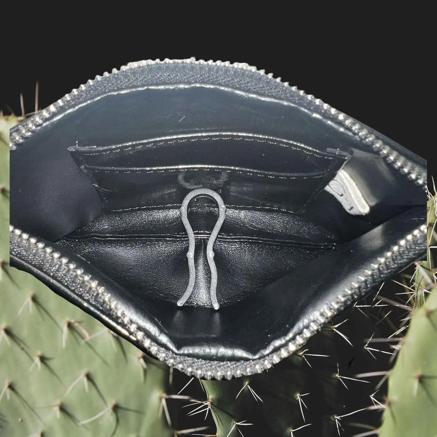 Women's eco-friendly wristlet - made with nopal cactus and corn leather, elegantly crafted in every detail.